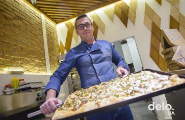 Андрій Злотко і його авторська піца. Фото: Т. Довгань