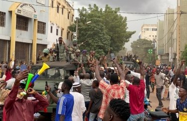 В Мали военные устроили мятеж и задержали президента. Фото: Facebook/VOA Bambara