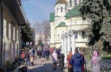 Прихожане у храма УПЦ МП в Ровно. Фото: "Чаривне"