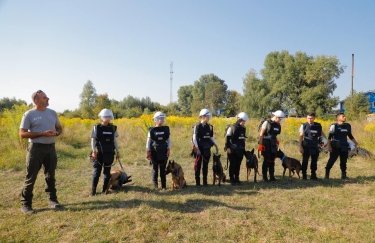 В Украине подготовили женщин-кинологов, которые будут разминировать поля