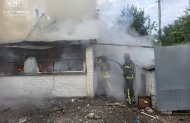 Спасатели на Харьковщине ликвидируют пожар, возникший из-за вражеских обстрелов. Фото: ГУ ГСЧС в Харьковской области