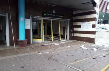 В Киеве взрывной волной поврежден фасад здания станции метро "Лукьяновская"