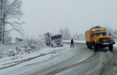"Укравтодор" ограничил движение грузовиков в 3 областях