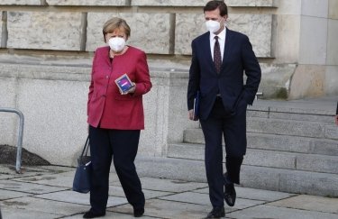 Штеффен Зайберт и глава правительства Германии Ангела Меркель. Фото: GettyImages