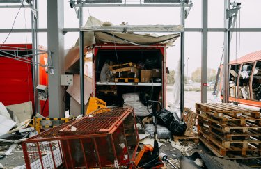 "Новая почта" показала фото грузовиков из разрушенного терминала под Харьковом, где якобы "были спрятаны БМП"