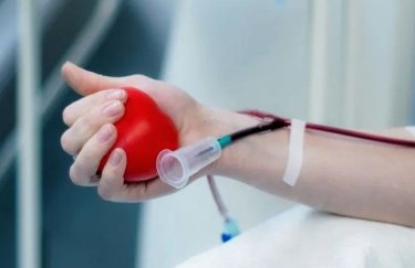 Украинцы сдали достаточно крови, но желающих просят записываться в резерв доноров