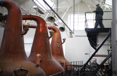 Дистилляционная комната на производстве виски в Шотландии. Фото: GettyImages