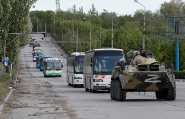 З території "Азовсталі" виїхало щонайменше сім автобусів з українськими військовими, - Reuters