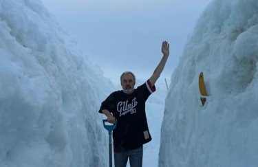 Украинские полярники показали, как откапывают станцию из трехметровых сугробов после рекордных снегопадов