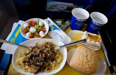 Платное бортовое питание на рейсах МАУ. Фото: avianews.com