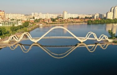 У Києві відкрили пішохідний міст-хвилю, який з'єднує парк "Наталка" та Оболонський острів (ФОТО, ВІДЕО)
