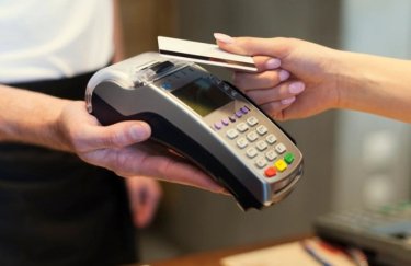 Як українці розраховуються банківськими картками: середній чек у супермаркетах та інтернеті