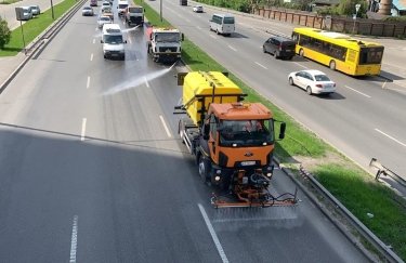 В Киеве для мытья дорог начали применять моющие средства