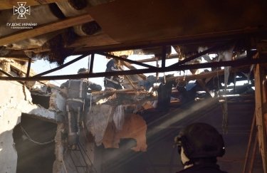 Херсонщина находится под постоянным вражеским огнем. Фото: ГСЧС Россияне ударили по автобазе в Херсоне и жилых домах в Харьковской области: какая ситуация в регионах