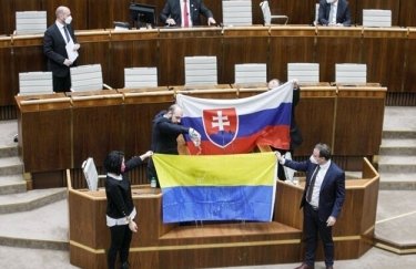 У парламенті Словаччини депутат облив український прапор водою та спробував його зірвати (ВІДЕО)