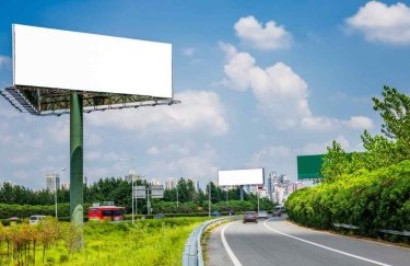 В Украине хотят убрать рекламные щиты вдоль дорог
