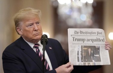 Трамп показал заголовок "Оправдан" после первой процедуры импичмента. Фото: Getty Images