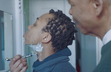 Gillette выпустила ролик, в которой отец учит своего сына-трансгендера бриться