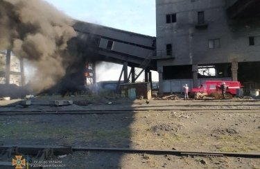 Пожар на территории Авдеевского коксохимического завода. Фото: ГУ ГСЧС в Донецкой области
