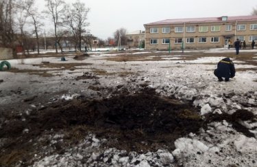 Місце влучення снаряда у дворі ліцею. Фото: пресслужба ВДА Бойовики посилили обстріл: снаряд потрапив у двір ліцею, де знаходилися 30 учнів
