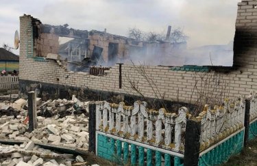 На Сумщине обстрелом из РФ разрушен дом в пограничном себе: внутри чудом выжил парень (ФОТО)