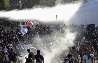 В Чили несколько дней продолжаются массовые протесты. Фото: Esteban Félix/AP