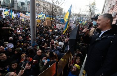 Петр Порошенко на выходе из Печерского суда. Фото: пресс-служба партии "Европейская солидарность" Печерский суд отпустил Порошенко под личное обязательство. Прокуратура просила взять его под стражу с залогом в 1 млрд грн