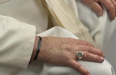Папа Римський одягнув браслет зі сталі "Азовсталі" та поцілував прапор України (ФОТО)