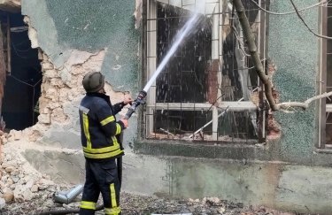 Вражеский снаряд попал в одно из учебных заведений Херсона. Фото: ГСЧС в Херсонской области