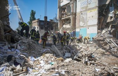 Рятувальники розбирають зруйнований корпус "Охматдиту". Фото: ДСНС Тайвань надасть $200 тисяч на відновлення обладнання для “Охматдиту”