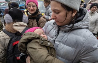 женщина с ребенком, беженцы из Украины, статус беженца, украинцы, беженцы