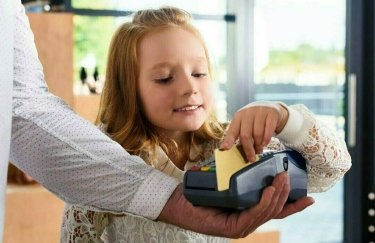 Банковская карточка или "наличка": с чем пойдут дети в школу