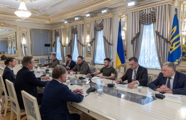 Девід Кемерон прибув з візитом у Київ. Фото: Офіс президента Британія щорічно виділятиме Україні 3 млрд фунтів допомоги і дозволяє бити по Росії