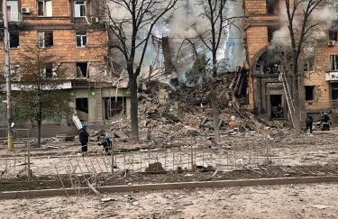 Окупанти вдарили по багатоповерхівкам у Запоріжжі: зруйновано цілі під‘їзди