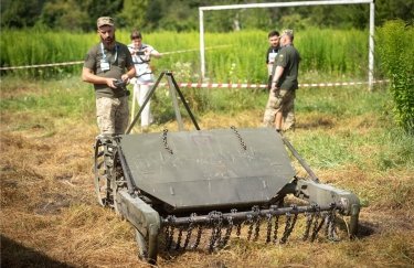 На полігоні пройшли випробування косарок для замінованих полів