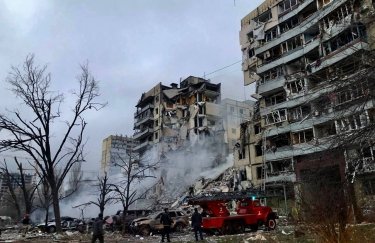 У Дніпрі росіяни вдарили ракетою по багатоповерхівці - зруйнували один під'їзд, 12 людей загинули