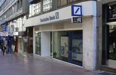 Крупнейший банк Германии начинает волну увольнений. Фото: Википедия