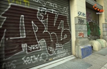 Стены домов в Афинах густо исписаны граффити. Фото: НЛО TV