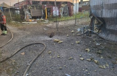 Спасатели на Харьковщине ликвидируют пожар, возникший из-за вражеских обстрелов.