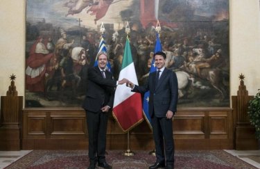 Экс-премьер Паоло Джентилони ( слева) и новый глава Кабмина Джузеппе Конте