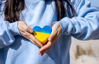 Україну підтримують мільони людей по всьому світу. / Freepik дівчина, сердечко