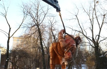 У Києві демонтували пам'ятник Чкалову (ФОТО)