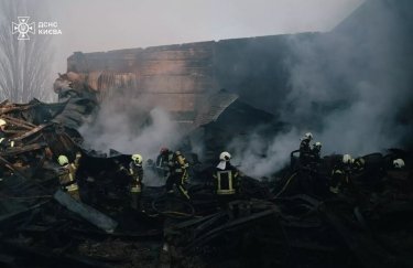 Дрон знищив склад фармацевтичної групи "Кусум". Фото: ДСНС Києва знищений склад групи Кусум