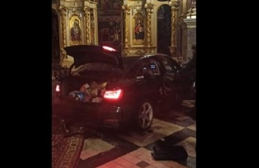 В Тернополе женщина за рулем авто въехала в собор