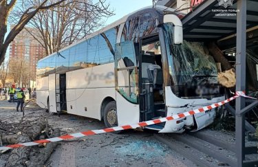 У центрі Одеси автобус "Гюнсела" з пасажирами влетів у мотосалон: водій знепритомнів і помер (ФОТО, ВІДЕО)