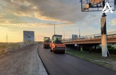 На Київщині заасфальтували об'їзну дорогу поблизу зруйнованого мосту через річку Ірпінь