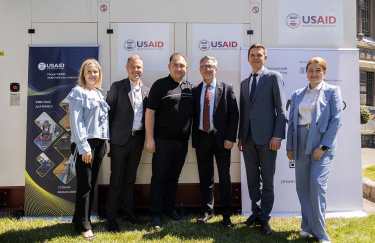 НБУ получил от проекта USAID дизельный генератор и источники бесперебойного питания