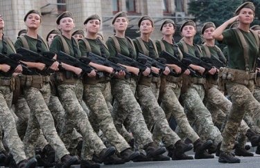 В рядах ВСУ служат 55 тыс. женщин — Порошенко