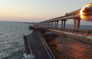 Крымский мост разрушен в результате взрыва. Все что известно