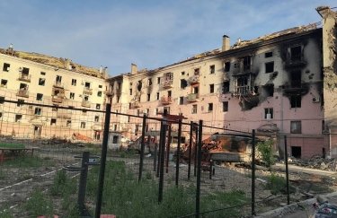 В одному із зруйнованих будинків у Маріуполі знайшли понад 100 тіл загиблих під час обстрілу